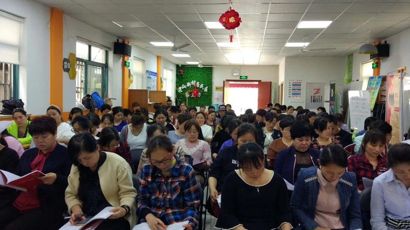 月嫂则更侧重于产妇的产后恢复和日常护理，同时兼顾婴幼儿的照料。月嫂的服务包括：